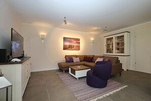 Wohnzimmer mit Sitzecke und Schrank