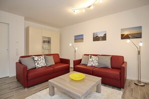 Wohnzimmer mit 2 Sofas