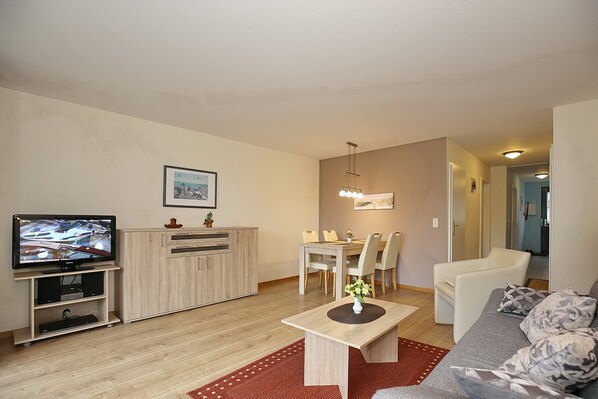 Wohnzimmer mit Essecke und TV