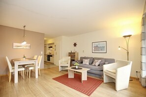Wohnzimmer mit Blick auf Essbereich und Küche