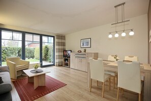 Wohnzimmer mit Blick auf Essbereich