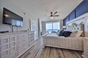 Gulf front master bedroom.