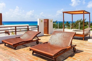 Fabulous ocean view. You can sun & relax here all day!