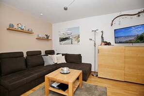 Wohnzimmer mit Sideboard und TV