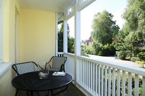 Balkon mit Gartenmöbeln