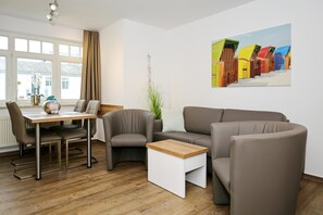 Wohnzimmer mit Sofa und Essbereich