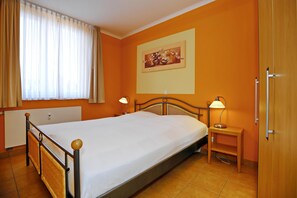 erstes Schlafzimmer mit Doppelbett
