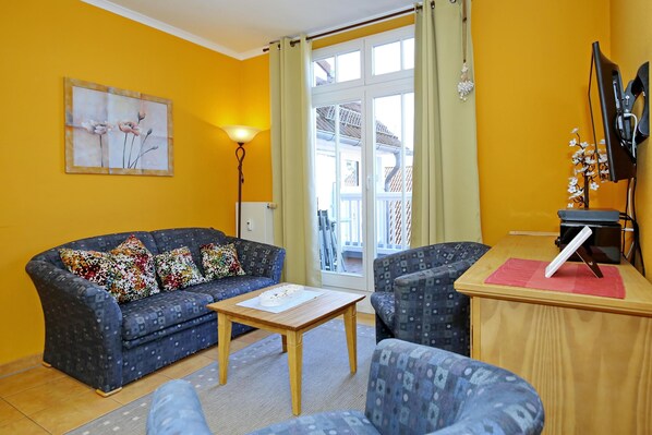 Wohnzimmer mit Sofa und 2 Sesseln