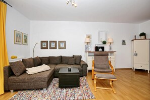 Wohnzimmer mit Sofaecke und TV