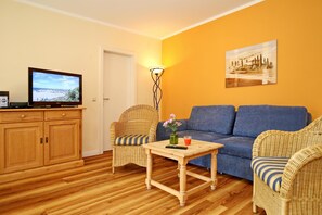 Wohnzimmer mit Sitzecke und TV