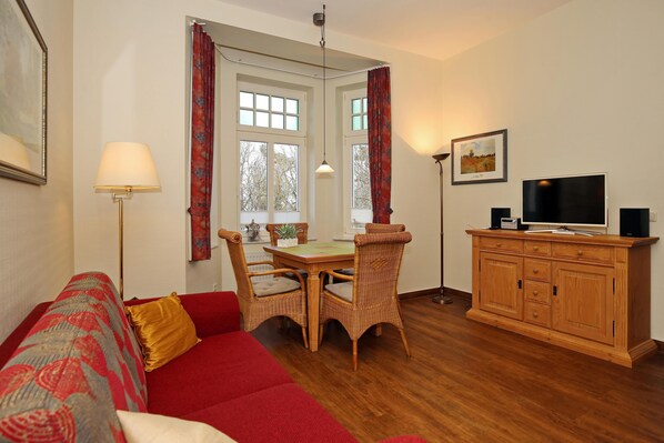 Wohnzimmer mit Blick auf Essbereich