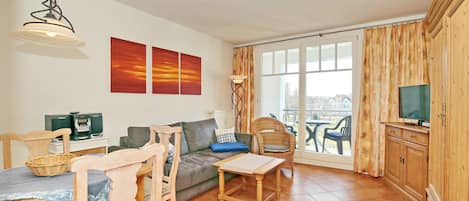 Wohnzimmer mit Zugang zum Balkon