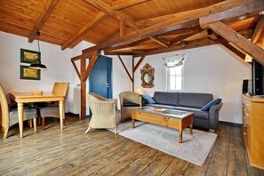 Wohnzimmer mit Sofa und Esstisch