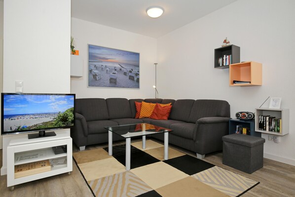 Wohnzimmer mit Sofa und TV
