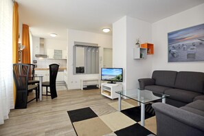 Wohnzimmer mit Blick zur Küche