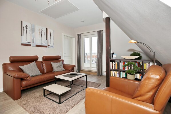 Wohnzimmer mit Sofa und Sessel