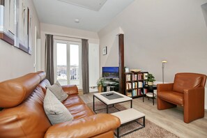 Wohnzimmer mit Zugang zum Balkon
