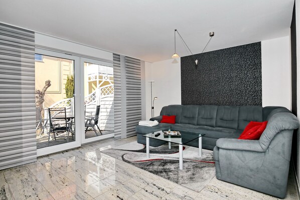 Wohnzimmer mit Zugang zur Terrasse