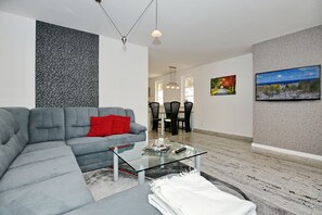 Wohnzimmer mit Sitzecke und TV
