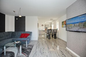 Wohnzimmer mit Blick zur Küche