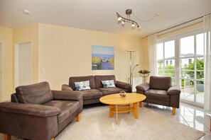 Wohnbereich mit Sofa und Sesseln