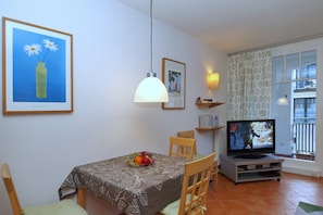 Wohnzimmer mit Esstisch und TV