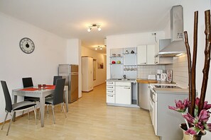 Wohnzimmer mit Blick zur Küche