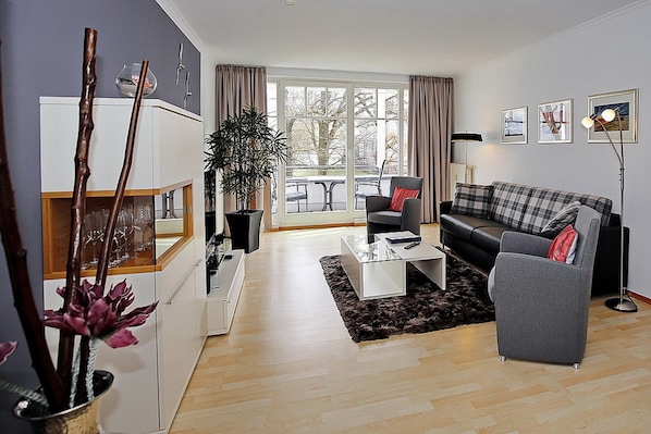 Wohnzimmer mit Blick zum Balkon