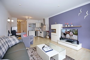 Wohnzimmer mit Blick zur Küche