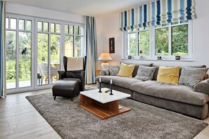 Wohnzimmer mit Sofa und Sessel