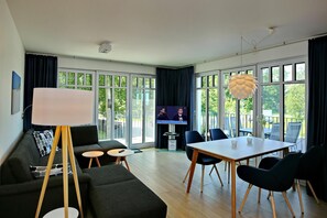 Wohnzimmer mit Sofaecke und TV