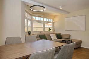 Wohnzimmer mit Esstisch