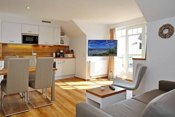 Wohnzimmer mit Blick zur Küche