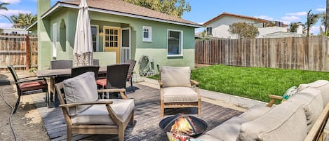 Welcome to our cozy beach Bungalow, built in the 1920s. 