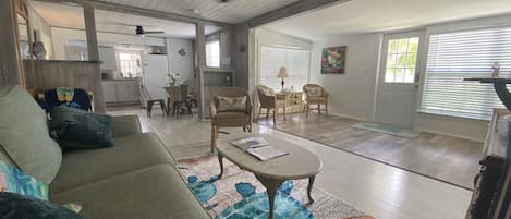 Siesta Key 2bed/1bath, “GULL” 2blocks from SK Village and few feet to Access#3. 