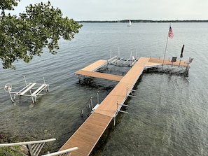 Speedboat lift 5000lb max, chairs, umbrella & table, paddle board holders, steps