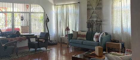 Casa Zorro is a comfortable home
in the Lagarta Lodge area of Playa Pelada.