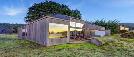 Ocean front hot tub and dining table