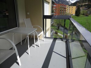 Himmel, Pflanze, Gebäude, Wolke, Fenster, Baum, Haus, Holz, Urban Design, Steigung
