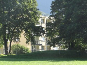 Himmel, Pflanze, Gebäude, Wolke, Fenster, Baum, Haus, Holz, Urban Design, Steigung