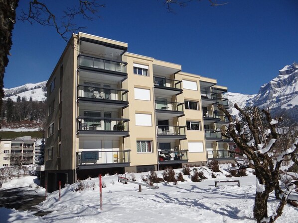 Himmel, Pflanze, Gebäude, Wolke, Fenster, Baum, Haus, Holz, Urban Design, Steigung