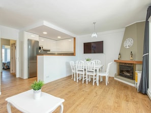 Tabelle, Möbel, Holz, Beleuchtung, Interior Design, Flooring, Halle, Wohnzimmer, Fussboden, Laminatboden