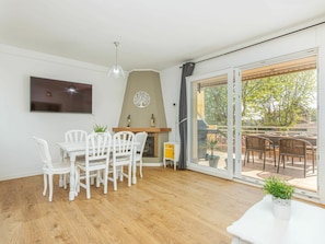 Möbel, Tabelle, Pflanze, Stuhl, Holz, Interior Design, Flooring, Wohnzimmer, Veranda, Schatten