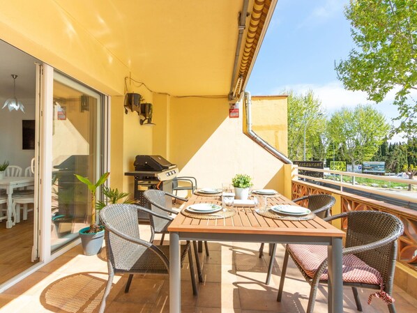Table, Furniture, Plant, Property, Building, Chair, Flowerpot, Shade, Houseplant, Wood
