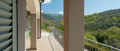 Himmel, Daytime, Eigentum, Pflanze, Wolke, Blatt, Gebäude, Schatten, Die Architektur, Biome