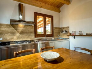Table, Cabinetry, Meubles, Comptoir, Robinet, Évier, Evier, Luminaire Plomberie, Bois, Cuisine