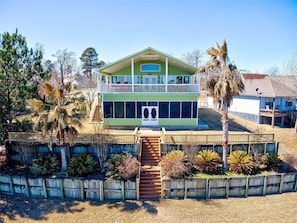 Photo was after the Feb 2021 freeze. Grass is green again and palms trimmed.