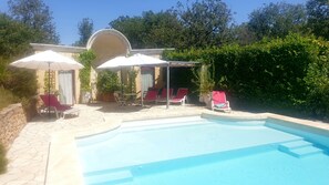 Piscine 12 x 6m et pool house