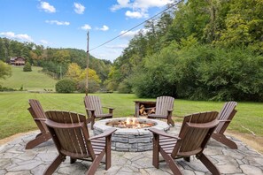 Lazy Raccoon | Great Smoky Mountains Cabin Rentals | Pigeon Forge Cabin Rentals | Located just minutes from the parkway and all the Pigeon Forge attractions, less than 5 minutes from WildSide and Smoky Mountain Zipline.