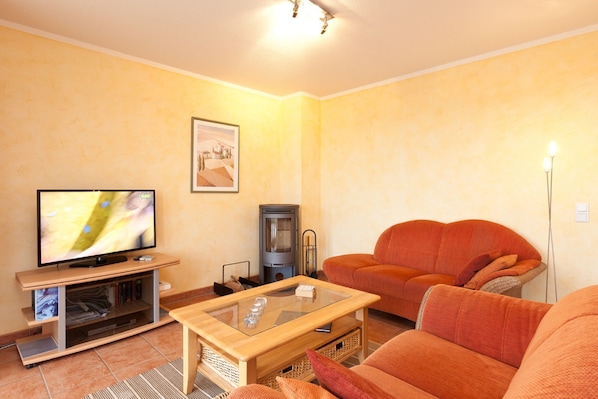 mit Kaminofen und Flat TV